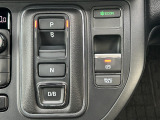 シフトやパーキングブレーキも指先で操作ができるスイッチ式を採用してます。運転席周りの張り出しが少ないので左右への横移動をする際も引っ掛かりが無く、スッキリしてます。