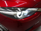 LEDヘッドライト装備!明るい白色光で夜間走行時の高い視認性を確保し、LEDならではの省電力化で低燃費にも貢献しています。