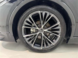 アルミホイールが車の雰囲気を引き立てますね!