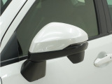 ◆ドアミラーウインカー◆ドアミラーにウインカーを装備しています。対向車に自身の進行方向を合図し安全に運転できます。