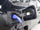 自宅でも外出先でも気軽に充電可能な「普通充電」に標準対応。付属の充電ケーブル(AC200V・AC100V兼用)をコンセントに接続するだけで充電が可能です。