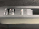 パワーウインドウスイッチ、いたずら防止・挟みこみ防止に、ウインドウロックスイッチを使用ください。