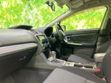 助手席側から運転席まで室内を見渡せ、前席まわりの空間にもゆとりがあります。シートの形状や足元の広さが確認でき、同乗される方にも落ち着いて過ごしていただける雰囲気です。