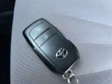 スマートキーはポケットやバッグに入れたままエンジン始動等が可能です 特に女性の方はバッグからカギを取りだす手間が省けて便利とのことですよ