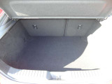 トノカバーは、荷室に積んだ荷物を外から見えにくくするためのカバーです。荷物の目隠しとして使えるため、買い物や旅行などで荷室を日常的に利用する際にも役立ちます。日常の移動でも役立つ装備です。