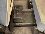中敷きを立ち上げれば、倒れやすい荷物も安定して積める置きラクボックスが標準装備