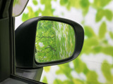 車内から確認しやすい位置にミラーが備わり、周囲の様子を確かめる際に役立ちます。視界に入る位置にあるため、乗車中の確認にも使いやすい設えです。