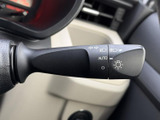 レバー上の表示で各操作位置を確認しやすく、運転席から必要な操作を把握しやすい設計です。手元で扱えるため、周囲の状況に気を配りながら運転したい日常の場面でも便利です。