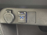充電用端子付き。スマートフォンなどの充電に便利です。