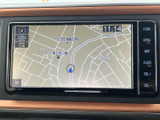 地図画面には現在地周辺の道路や施設名が表示され、目的地までのルート確認に役立ちます。画面脇に操作ボタンがまとまり、地図表示とオーディオなどの切り替えにも使いやすい構成です。