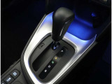 親しみやすいシフトです。 坂道や信号の多い日本では操作が簡単でいいです。 シフトチェンジしやすい所に配置されているので操作し易いですよ。