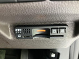 ETC車載器が運転席まわりにすっきり収まり、カードの挿入口や表示部を確認しやすい配置です。高速道路を利用する際の料金所通過をサポートし、日々の移動から遠出まで役立ちます。