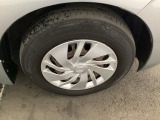 過度な装飾のない、純正ならではの統一感。足元が整うことで、車全体のシルエットがより一層引き立ちます。ありのままの良さを大切にしたい方に。