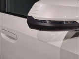 【BMWミラー】視認性の高いスタイリッシュなミラー。自動防眩機能も付いており夜間のドライビングをサポートします。