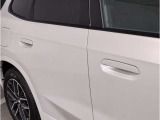 【デザインとの融合】BMWデザイナーが創り出したボディデザインを損なう事のない様に配置とデザインに拘っています。ドアノブについてもBMWの拘りに妥協はありません。