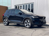 ボルボXC40は、よりスマートに、より大胆に生まれ変わりました。刷新されたフロントフェイス、先鋭的な躍動感を感じさせるスタイリング。SUVの姿を体現するプロポーションは力強さに溢れた佇まいを見せます。