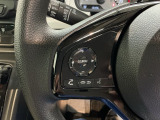 ステアリング左手側にオーディオ関連のコントロールスイッチを配置しています。操作時は視線を逸らすことなく運転に集中できます。