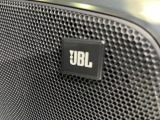 【JBLサウンドシステム】メーカーオプションの高品位サウンドシステムを搭載。専用のチューニングが施された大小様々なスピーカーから良質なサウンドが奏でられ、臨場感あふれる音響空間を演出します。