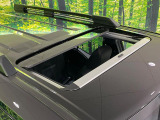 【サンルーフ】開放感たっぷりの希少装備、サンルーフが装着されています!車内に明かりを取り入れたり景色を楽しむ以外にも、車内の空気も簡単に換気できて快適です!