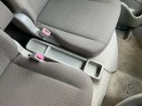 使い勝手の良い前席シート間トレイに小物類が収納できます