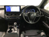 スタイリッシュなデザインのインパネ。各操作スイッチは使いやすい位置に配置されてます。