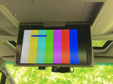 後席から見やすい位置にモニターを備え、同乗者が車内で映像を楽しむ際に活躍します。天井に設置された画面で、移動中も後席の方が過ごしやすい環境づくりに役立ちます。