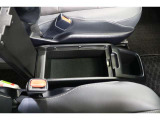 センターコンソールボックスを装備しています。縦にリッドが開くので、運転席からも助手席からも使いやすいデザインです。姿勢を崩さず手の届きやすい場所にある収納は使いやすいですね。