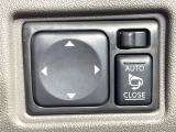 【電動格納ミラー】サイドミラーは電動格納式となっており、狭い駐車場でもキズがつくリスクを抑えられます。