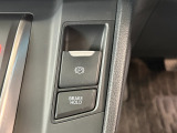 電子制御パーキングブレーキは信号待ちでも便利。いつもより運転がラクになるはずです。