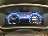 速度や走行に関する表示がまとまり、必要な情報を運転席から確認しやすい構成です。表示の区分も見分けやすく、走行中に視線を大きく動かさず必要な情報を把握しやすい装備です。