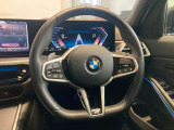 BMWのステアリングはドライバーと車体が一体感に感じれるような操作性を実現しております。また、握りやすさや操作性を向上するためにスイッチ類も配置されております。