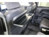 ドリンクホルダー付シートバックテーブルを装備しています。車内でランチやお菓子も置く場所に困りません。2列目のシート間にも使わないときはたためるサイドテーブルを備えています。