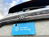 車両後方のVWエンブレム周辺にスッキリと内蔵されたリヤビューカメラ。後退時に鮮明な映像を映し出し、死角の安全確認をサポートします。