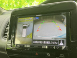 後方の映像に加えて車両周辺の状況も画面で確認でき、駐車時の安全確認をサポートします。目安となる表示もあり、後退時の周囲確認に役立つ装備です。