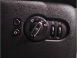 MINIの内装はとにかく『円』に拘ったデザインコンセプトが一目で伝わってきます。これほど円形に拘った車は他に御座いません。伝統のデザイン、トグルスイッチなど遊び心のある内装で御座います。