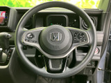 両側に操作スイッチを備え、運転姿勢のまま手元で各種機能を扱いやすい仕様です。握りやすい形状で、毎日の運転時にも自然に手になじむステアリングです。