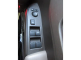 パワーウィンドウのスイッチ。運転席にいながら窓を開け閉めのコントロールできますよ。
