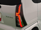 精悍なカスタム専用デザインのLEDリヤコンビネーションランプ(LEDストップランプ)で省電力・長寿命化を実現。
