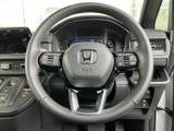 握りやすい形状のステアリングにスイッチがまとまり、運転中も手元で各種操作を行いやすい配置です。毎日の運転で使う機能へ自然に手が届きます。