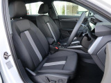 Audi車はどの車種も全てレザーハンドルです。そこにはAudiのこだわりがあり質感の高いレザーでしっかりと手に馴染み、高級感を演出します。