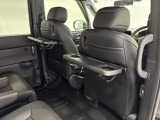 シートバックテーブルを装着しています!車内での軽食などに便利です!
