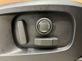 【電動シート】シートポジションは電動にて微調節が可能になります。