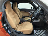 広々として運転のしやすい運転席☆ 足元も広々としていますよ♪ 是非実車をご覧になってください♪