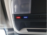 専用ボタンでコールセンターへ接続。状況に応じて緊急車両の要請やロードサービスの取次ぎを行います。重大事故の際は自動的にコールセンターにつながり、緊急車両やドクターヘリを要請します。(要申込)