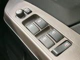 窓の開閉スイッチやミラー調整用の操作部がまとまり、運転席から手元で扱いやすい配置です。窓を開けて換気したいときなど、日常の運転を快適にサポートします。