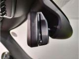 【ルームミラー一体型ETC車載器】ルームミラーの裏側に目立たない様に配置されたETCカード挿入口。スタイリッシュ且つ機能的なものとなっております。