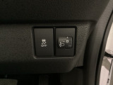 ハンドルの右側にはヘットライトリベライザーとVSA(ABS+TCS+横滑り抑制)の解除スイッチがついています。ヘッドライトリベライザーは道路状況や積荷の加重に応じてライトの高さを調節できます。