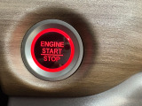キーを回さず、ワンプッシュでエンジンのスタートストップが出来ます。ゲームやレーシングカーの感覚です。
