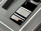 スイッチひとつで作動するエレクトロニックパーキングブレーキ。オートホールド機能で停止時のドライバー負担を軽減します。