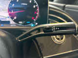 ステアリングボタンは、使いやすいデザインでございます。ステアリング付近のレバーや、ステアリングボタンで追従機能の操作も可能でございます。